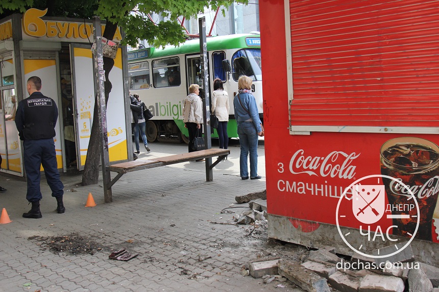 В центре Днепропетровска сносят очередной «наглый» МАФ. Фото: Днепр Час
