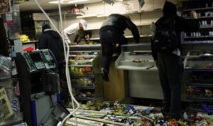 грабить магазин, фото из открытых источников