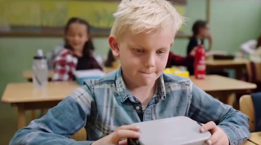 мальчик, скриншот с ролика