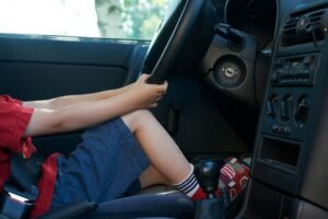 мальчик за рулем, фото из открытых источников