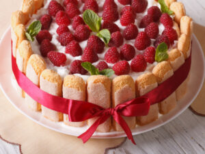 Простой муссовый торт “Малинка” (без выпечки)