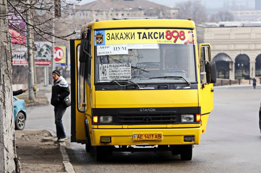 фото https://informator.dp.ua, женщина выпала из маршрутки в Днепре