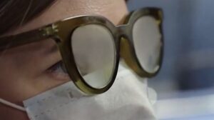 Как носить маску, чтобы очки не запотевали: 7 лайфхаков с фото