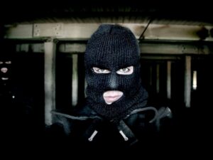 мужчина в маске, фото из открытых источников