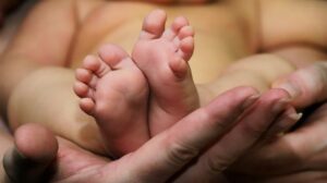 Под Днепром мать с младенцем сбежала из больницы (фото)