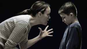 мать бъет сына, фото из открытых источников