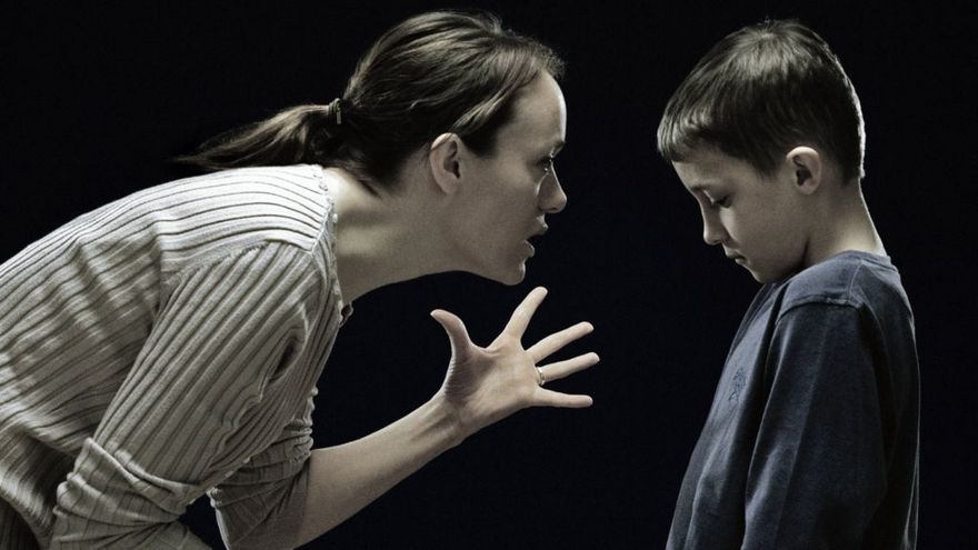 мать бъет сына, фото из открытых источников