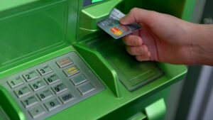 Приват изменил правила работы всех банкоматов с 1 января