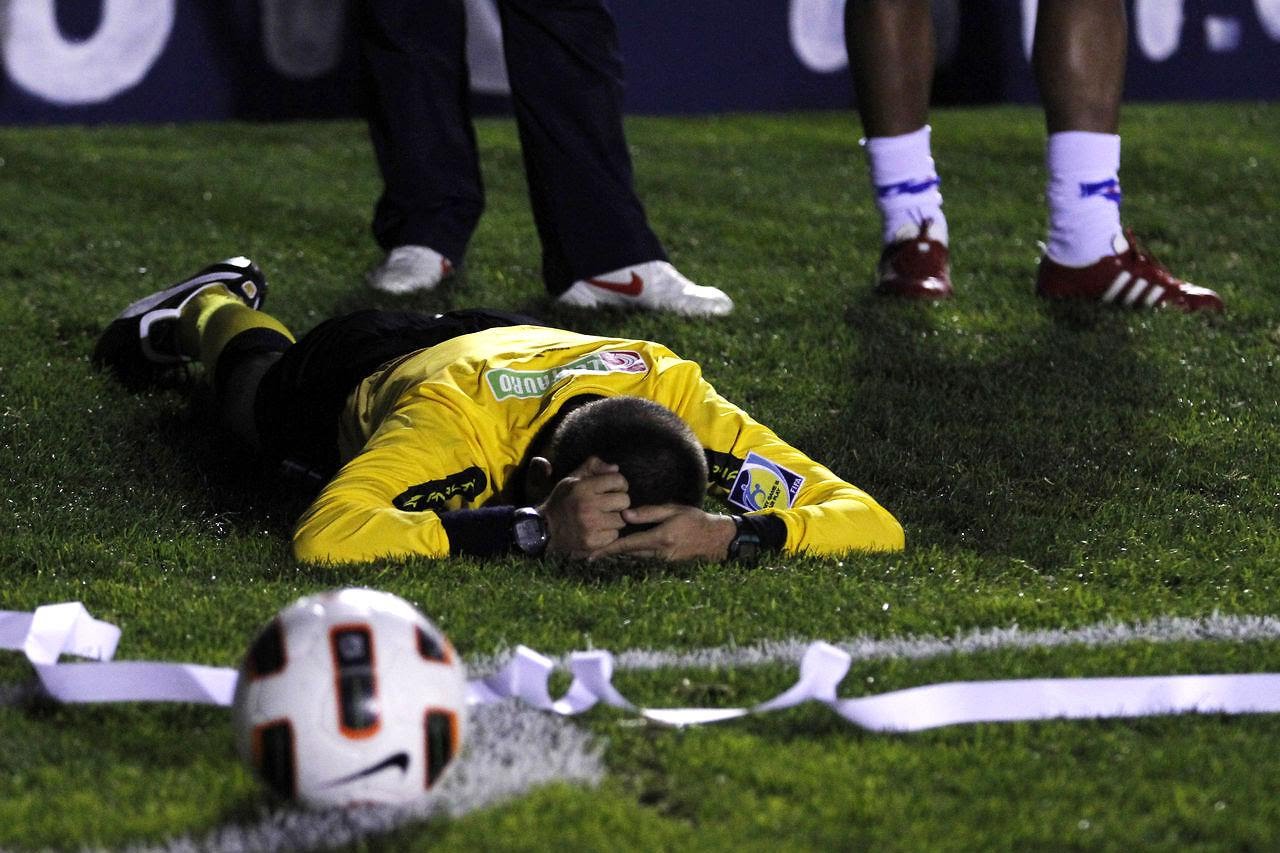 19-летний футболист скончался в результате сердечного приступа во время матча