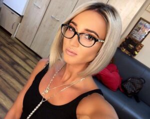 Бузова вышла на сцену без юбки (фото,видео)