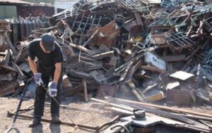 В Днепре полицейские “прикрыли” незаконную металлоприемку (фото)