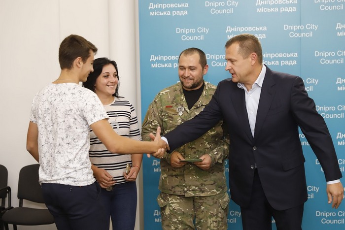 Филатов вручает ключи