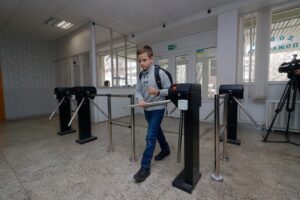 В школах Днепра устанавливают камеры видеонаблюдения и турникеты
