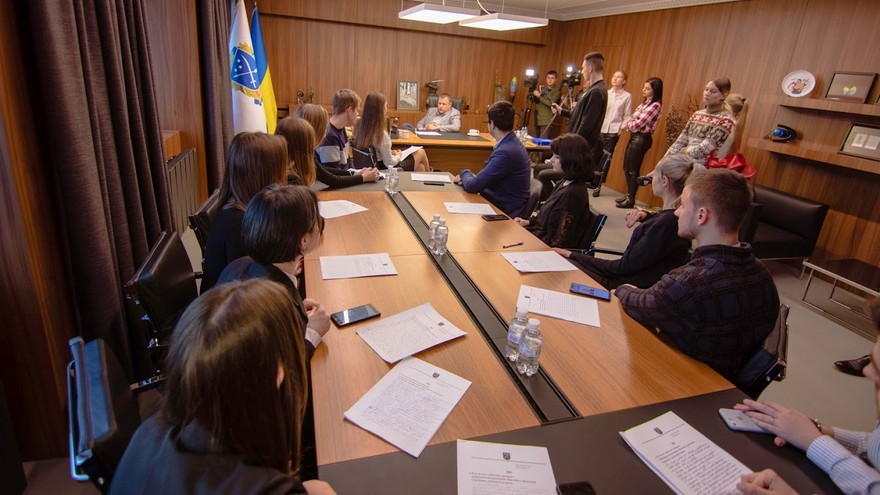 Більше діджиталізації та нові стажування: молодь Дніпра розповіла Борису Філатову про враження від цілого дня роботи у міськраді