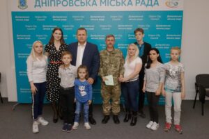 Борис Філатов вручив ключі від квартири багатодітній родині учасника бойових дій у зоні АТО/ООС