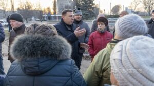 Митинг в Южном районе Каменского: люди требуют подать тепло и разрешить проблемы с электрикой