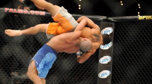 В России бойца ММА чуть не забили толпой за неприличный жест