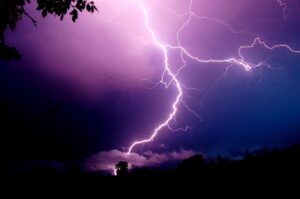 удар молнией, фото из открытых источников