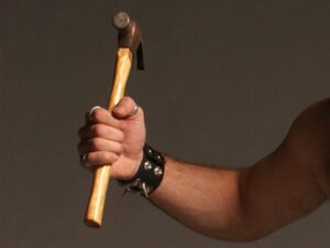 молоток в крови, фото из открытых источников