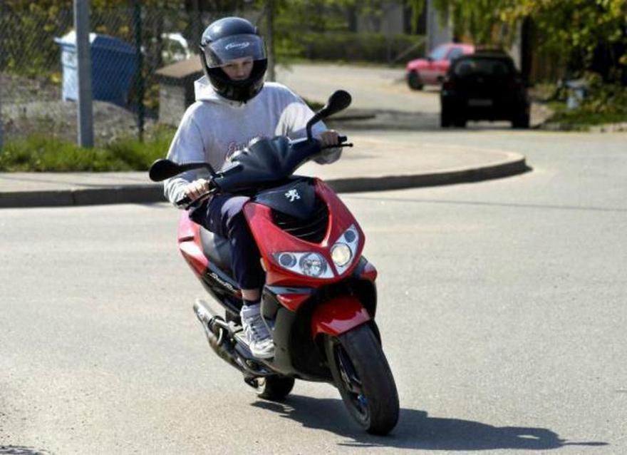 мопедист, фото из открытых источников