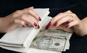 мошенница с деньгами, фото из открытых источников