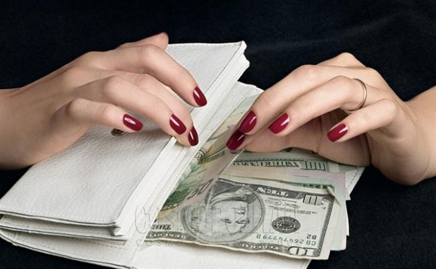 мошенница с деньгами, фото из открытых источников