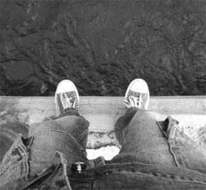 парень стоит на мосту, фото из открытых источников