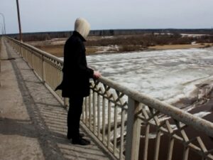 парень на мосту, фото из открытых источников