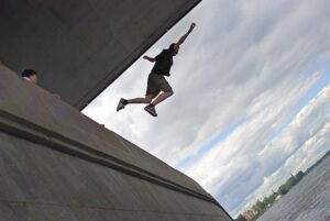 спрыгнуть с моста, фото из открытых источников