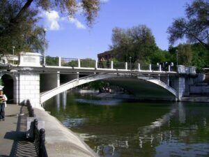 мост в парке Глобы Днепропетровск