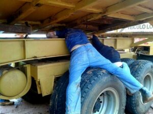 мужчину зажало между автомобилями, фото http://cdn-uploads.difusionlibre.com