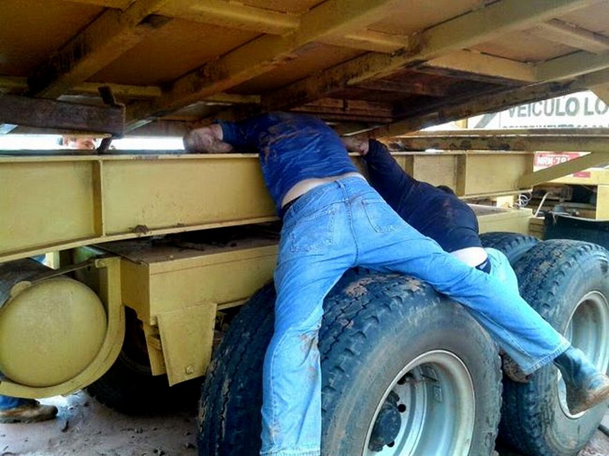 мужчину зажало между автомобилями, фото http://cdn-uploads.difusionlibre.com