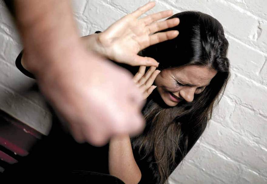 мужчина бъет девушку, фото из открытых источников