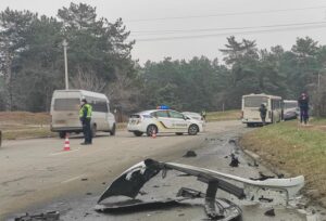 В Днепре лоб в лоб столкнулись автобус и легковушка (Фото)