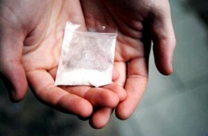 наркотики в руках, фото из открытых источников