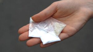 наркотики в женской руке, фото из открытых источников