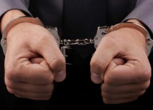 наручники на мужчине, фото из открытых источников