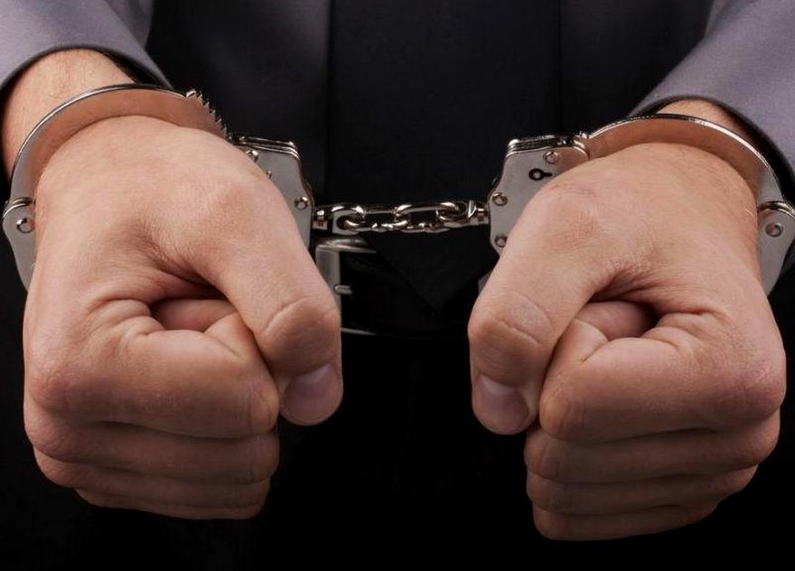 наручники на мужчине, фото из открытых источников