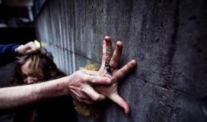 Опасное интернет-знакомство: под Днепром изнасиловали и ограбили девушку
