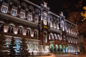 В НБУ рассказали, когда начнут спасать гривну