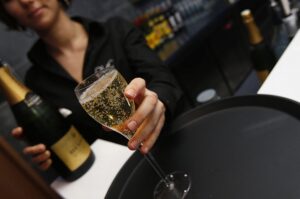 пить шампанское