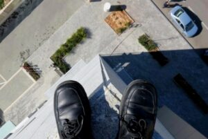 ноги на краю дома, фото http://kievvlast.com.ua