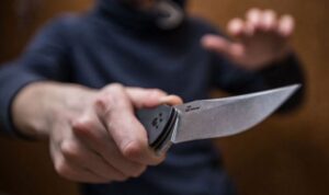 мужчина с ножом, фото из открытых источников
