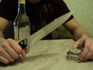 нож в руке, фото из открытых источников