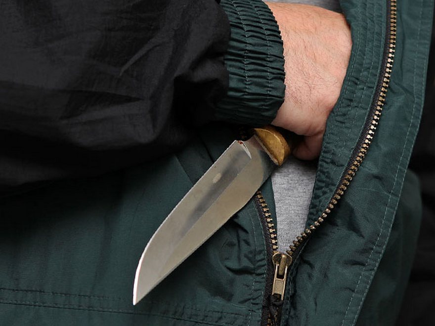 нож в руке мужчины, фото из открытых источников