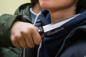 приставить нож к горлу, фото из открытых источников