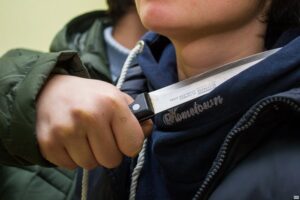 подросток с ножом, фото из открытых источников