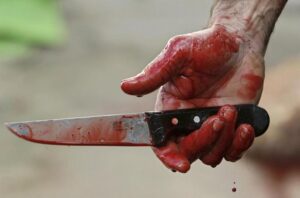 нож в спине девушке, фото из открытых источников