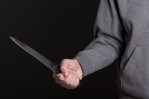 мужчина с ножом в руке, фото из открытых источников