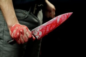 Под Днепром живодер перерезал двум собакам шеи в подъезде дома